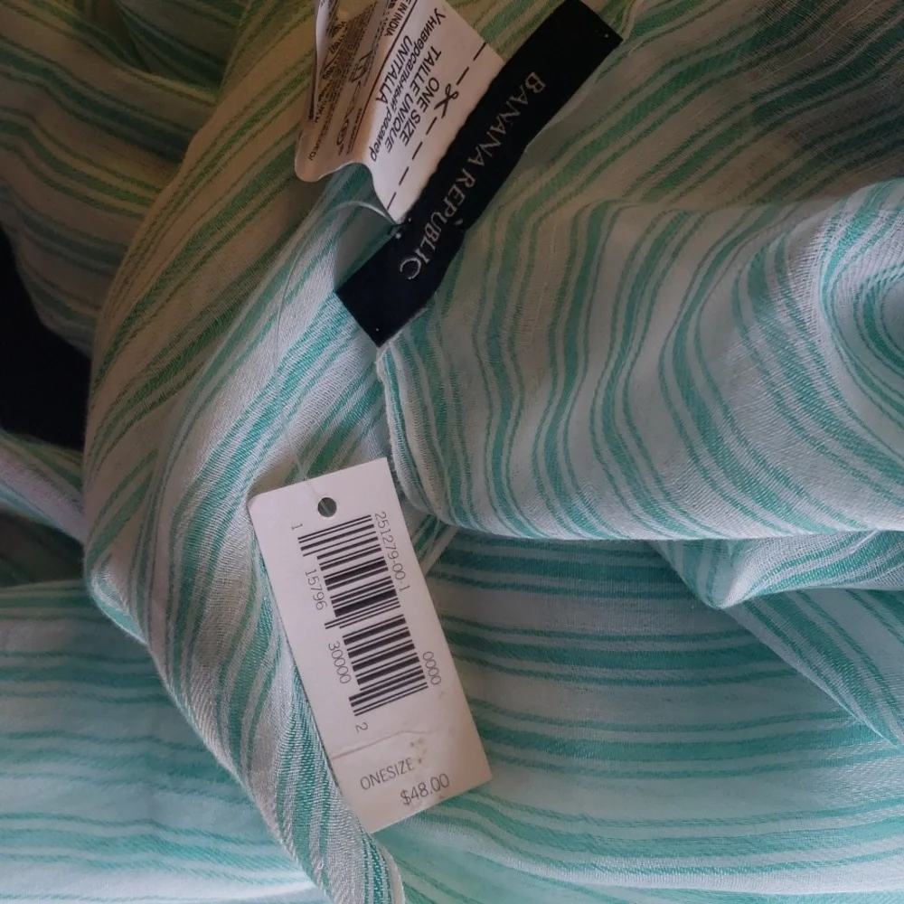Banana Republic Scarf!🌹 - Picture 3 of 3